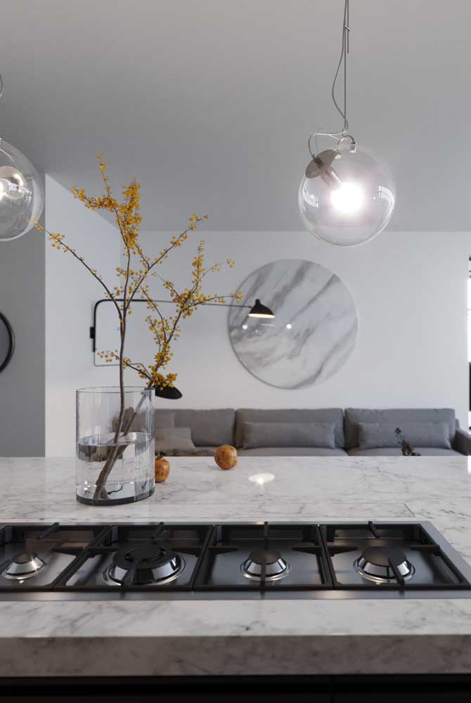 Cozinha moderna com ilha de mármore e cooktop embutido