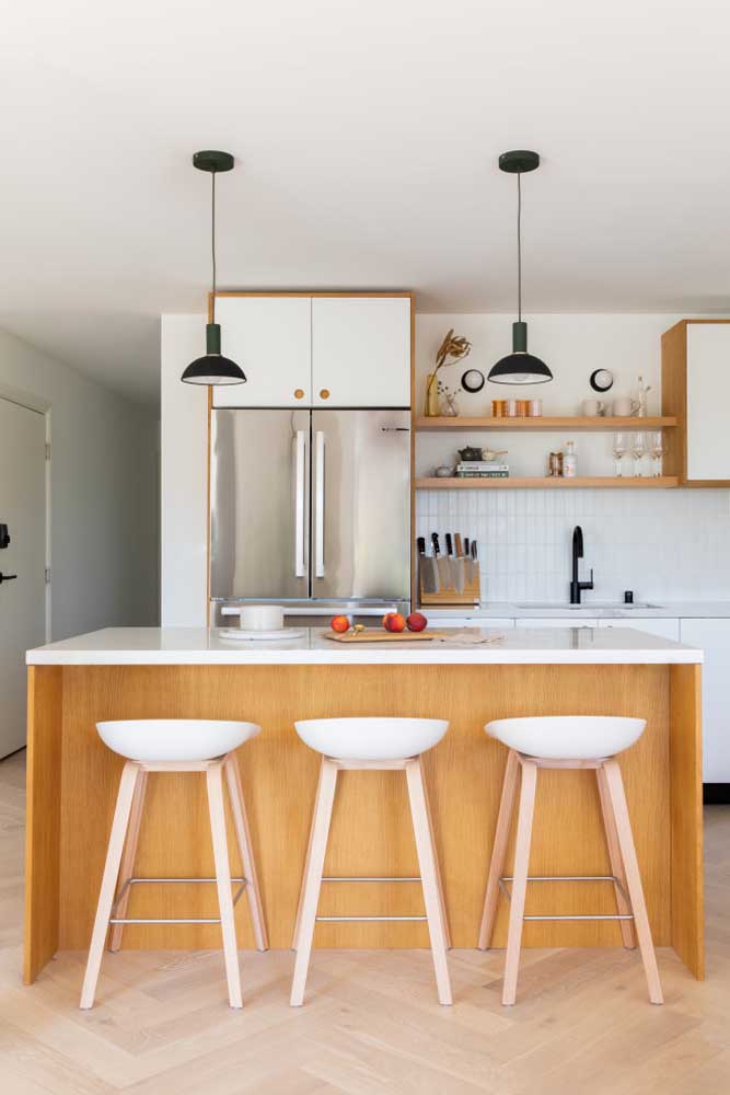Cozinha com ilha simples, moderna e funcional