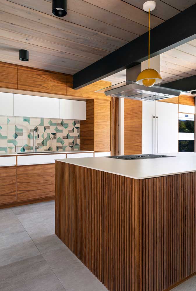 Cozinha moderna e minimalista com ilha revestida em madeira