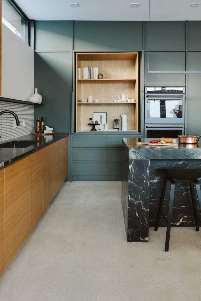 E o que acha de uma cozinha com ilha de mármore verde?