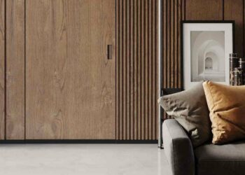 Porta de madeira para sala: dicas para escolher e modelos incríveis
