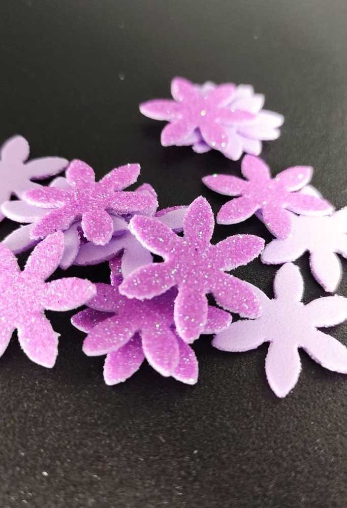 Flor de EVA simples e lilás com glitter para incrementar as suas criações.