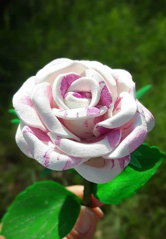 Modelo de flor de EVA rosa branca com pequenos detalhes de pintura.