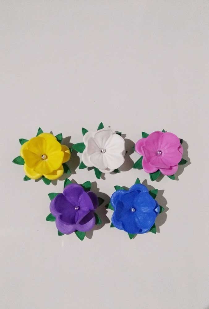 Lindas flores simples de EVA com pérolas no centro.