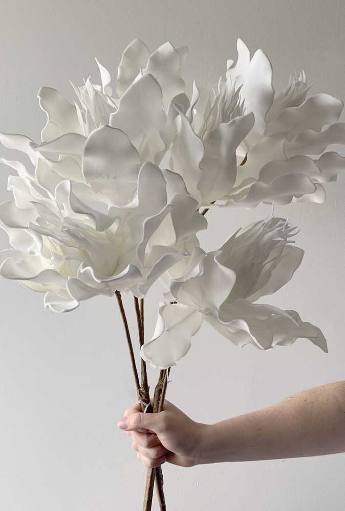 Arranjo de flores de EVA super elaboradas na cor branca.