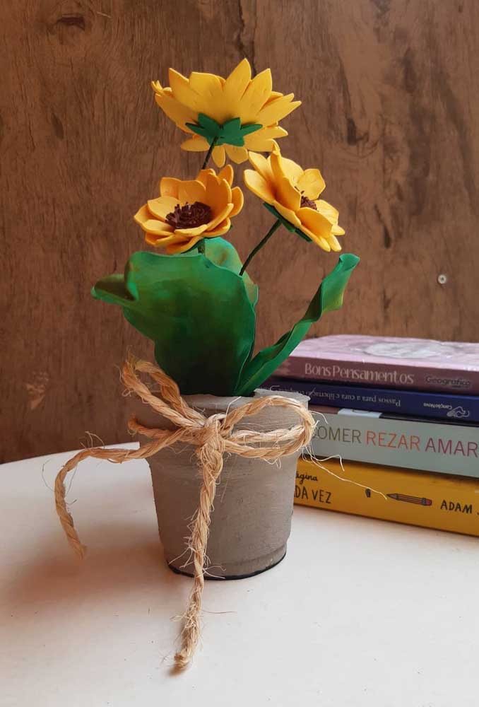 Já este vaso artesanal acompanhou uma bela opção de flor de EVA do tipo girassol.