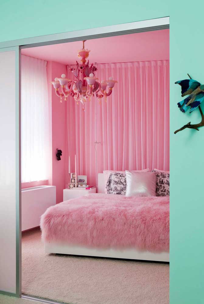 Quarto da Barbie infantil todo cor de rosa com destaque para a pelúcia na cama e o lustre
