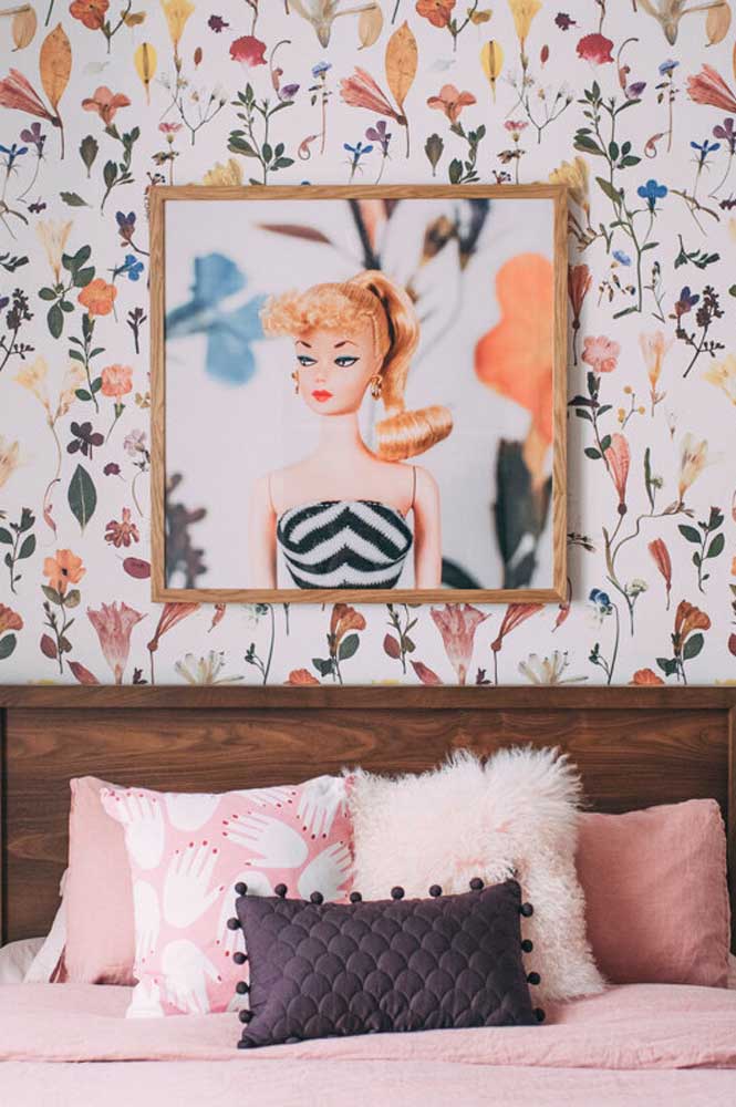 Papel de parede e detalhes delicados dividem espaço com o quadro da Barbie