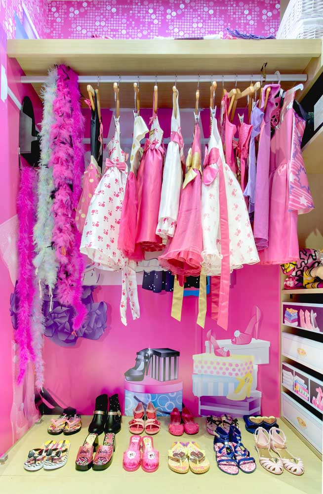 O closet do quarto da Barbie é outra parte importante da decoração 