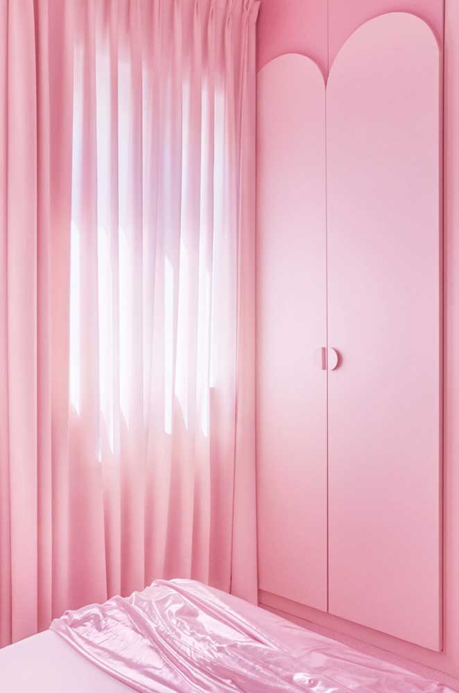 Tudo rosa: do teto às paredes, passando pela cortina, os armários e a roupa de cama
