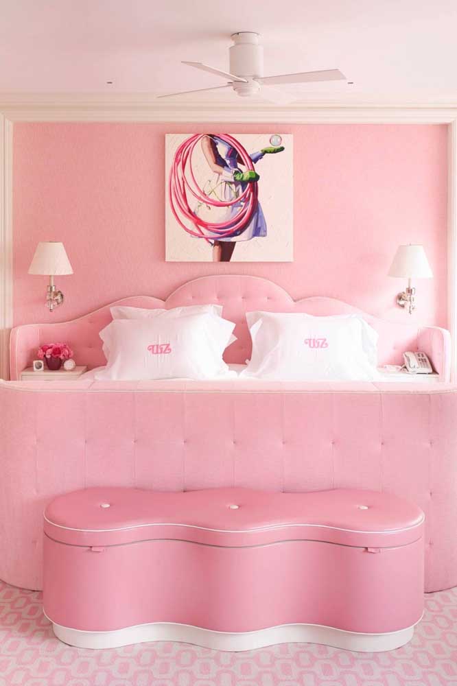 O rosa chiclete é a marca registrada do quarto da Barbie boneca
