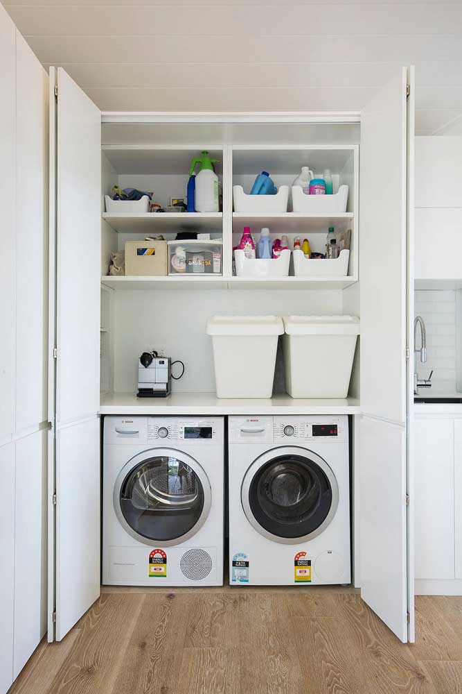 Aqui, o armário multiuso serve também para “esconder” a lavanderia