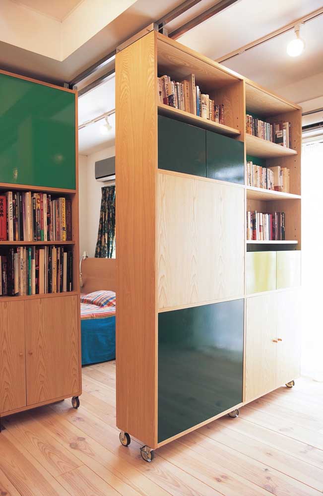 Sem lugar para os livros? Use um armário multiuso!