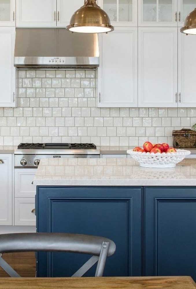O granito branco completa o projeto da cozinha clássica