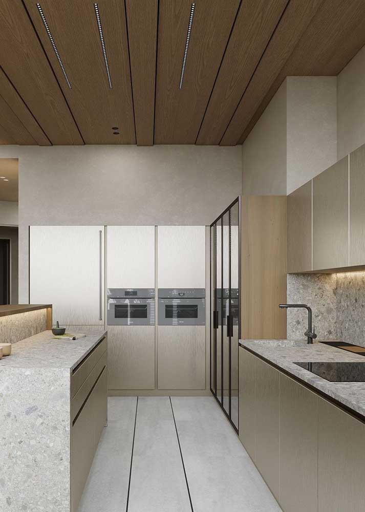 Cozinha moderna com bancada de granito branco