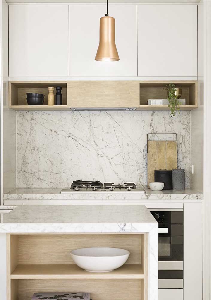 Para uma cozinha pequena, invista em um granito branco que ajuda a ampliar o ambiente