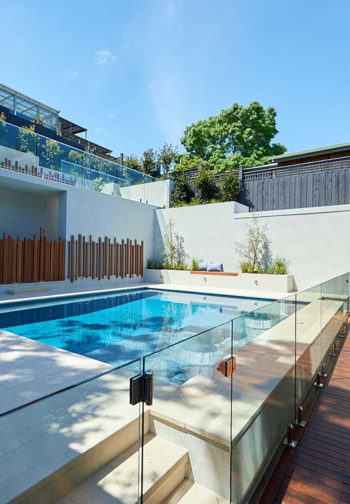 Piscina elevada com muro de vidro: mais proteção e segurança no acesso à piscina