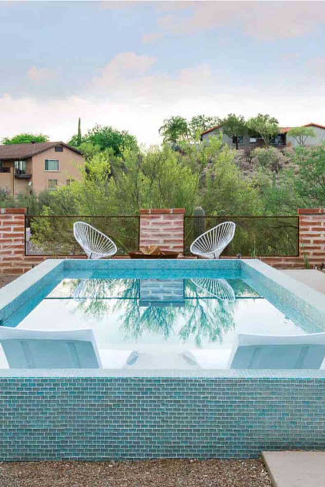 Um charme essa piscina elevada de alvenaria com revestimento de tijolinhos azuis