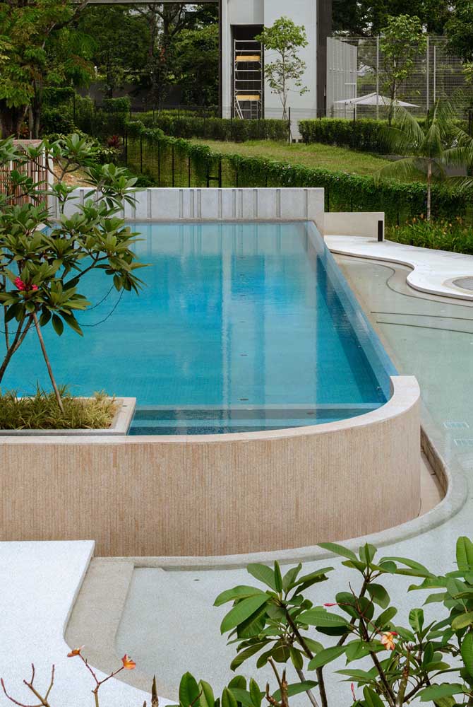 Piscina elevada com borda curva: qualquer formato é possível nesse tipo de piscina