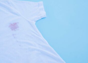 Como desencardir roupa branca: métodos caseiros e comprovados