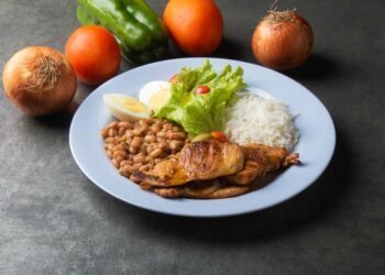 Como tirar o sal da comida: confira o passo a passo e dicas de especialistas