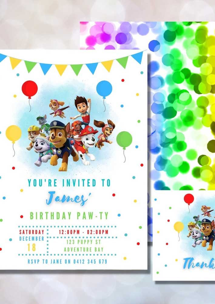 O convite da Patrulha Canina fica ainda mais fofo quando vem acompanhado de balões e poás