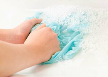 Roupas delicadas: principais técnicas para lavar na mão e na máquina