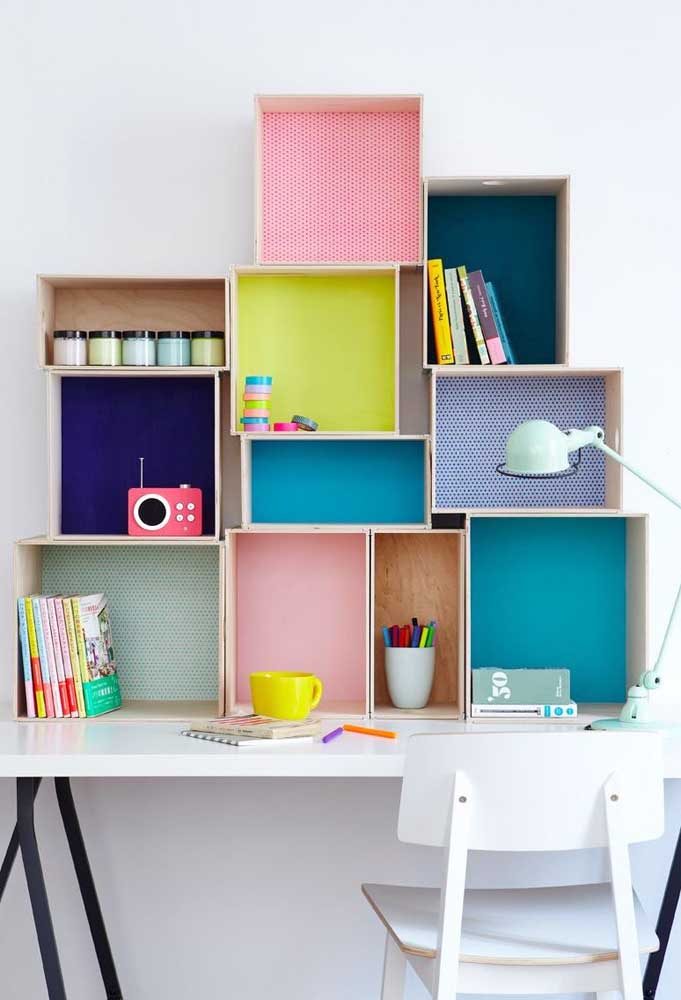 Um charme essa escrivaninha com estante multicolorida. Um ótimo projeto DIY