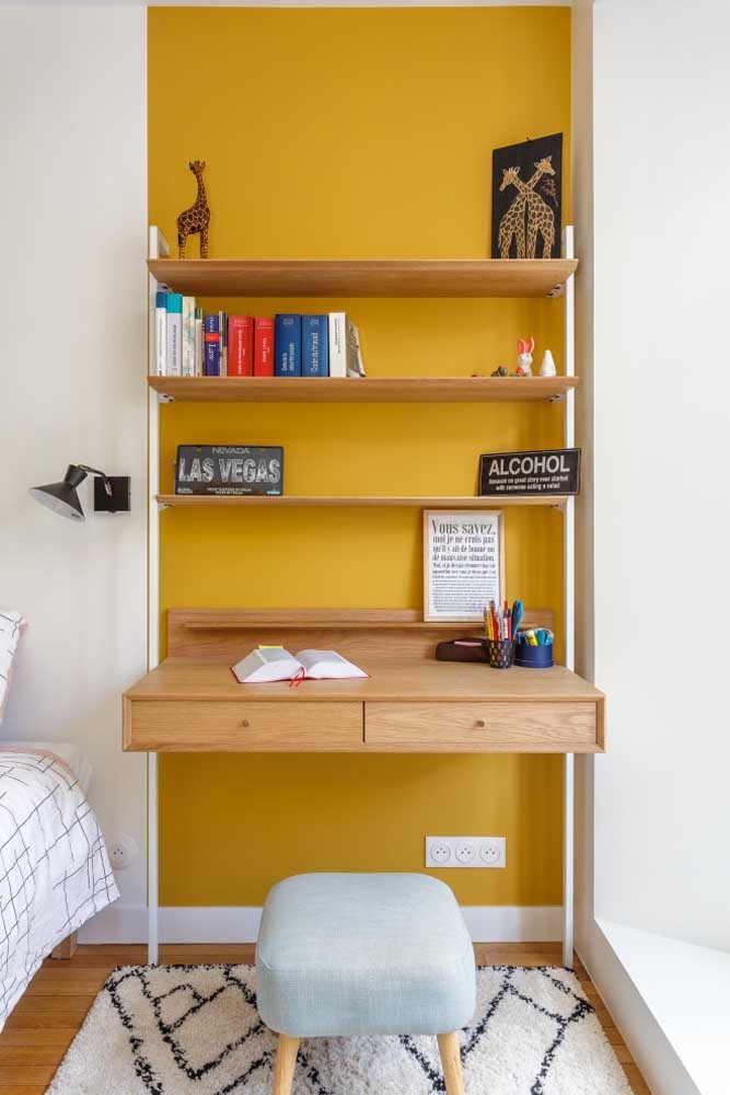 Escrivaninha com estante para quarto simples. Repare que a pintura na parede ajuda a demarcar a área ocupada pelo móvel