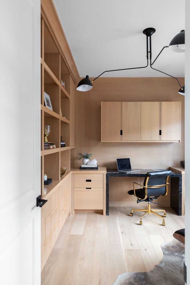 Escrivaninha em L com estante planejada para o home office: funcional e super bonita
