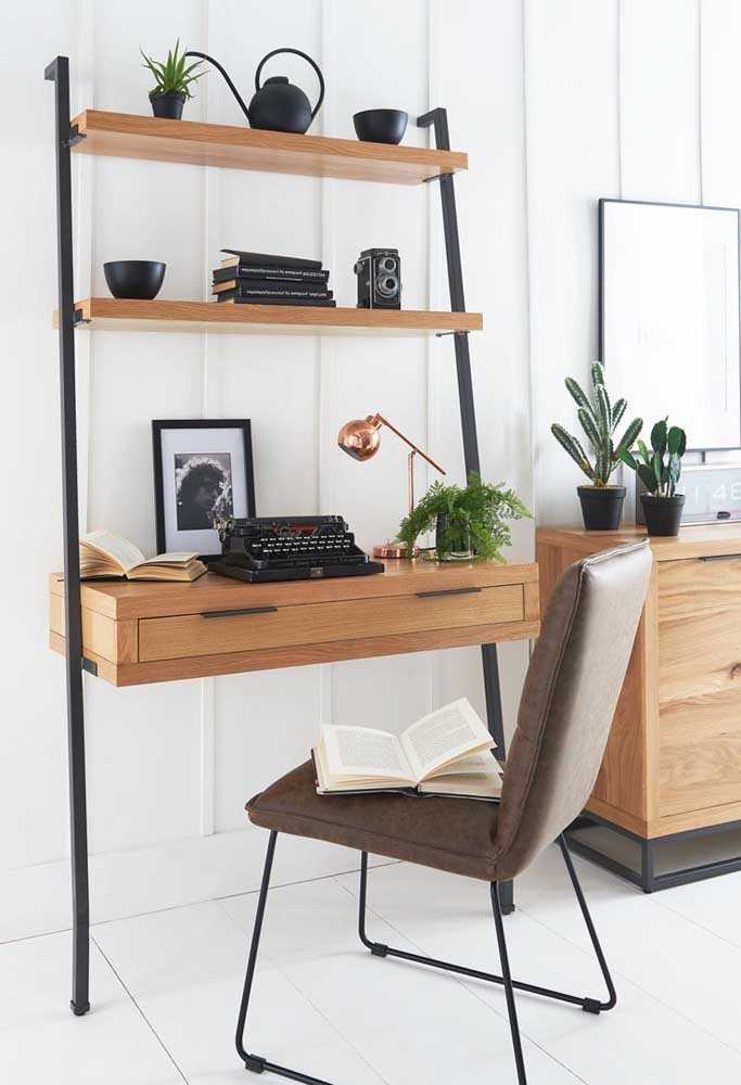 Escrivaninha com estante no formato escada, um dos mais populares do momento
