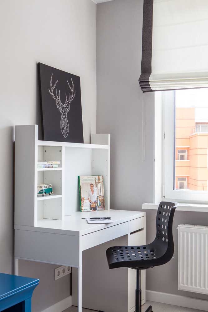 Escrivaninha branca com estante para quarto simples e pequena, mas cumprindo muito bem o seu papel