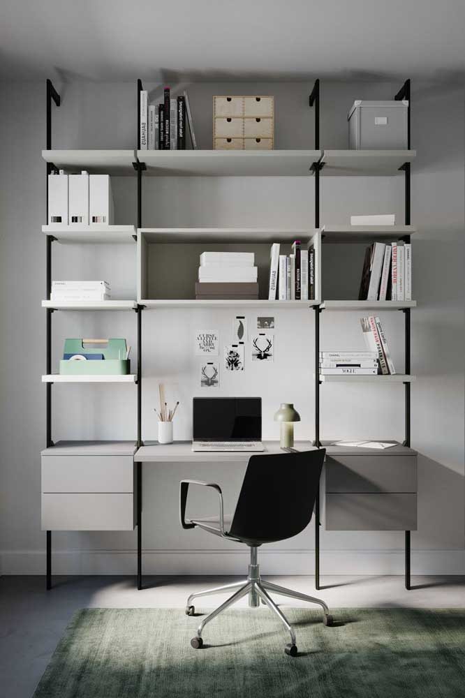 Escrivaninha com estante preta e branca: um clássico duo de cores para o home office