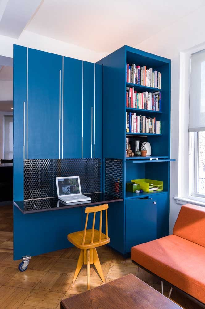 Escrivaninha com estante lateral para livros completando com muito estilo a decoração da sala 