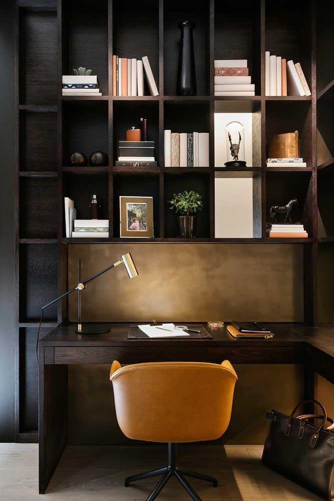 Para um home office elegante e moderno, invista em uma escrivaninha com estante de madeira escura
