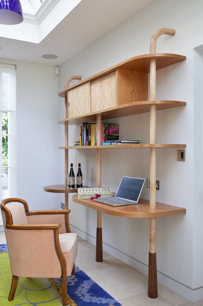 Escrivaninha com estante de madeira com prateleiras e nicho fechado para organizar tudo o que você precisa