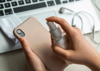 Como limpar capinha de celular: as principais técnicas e truques