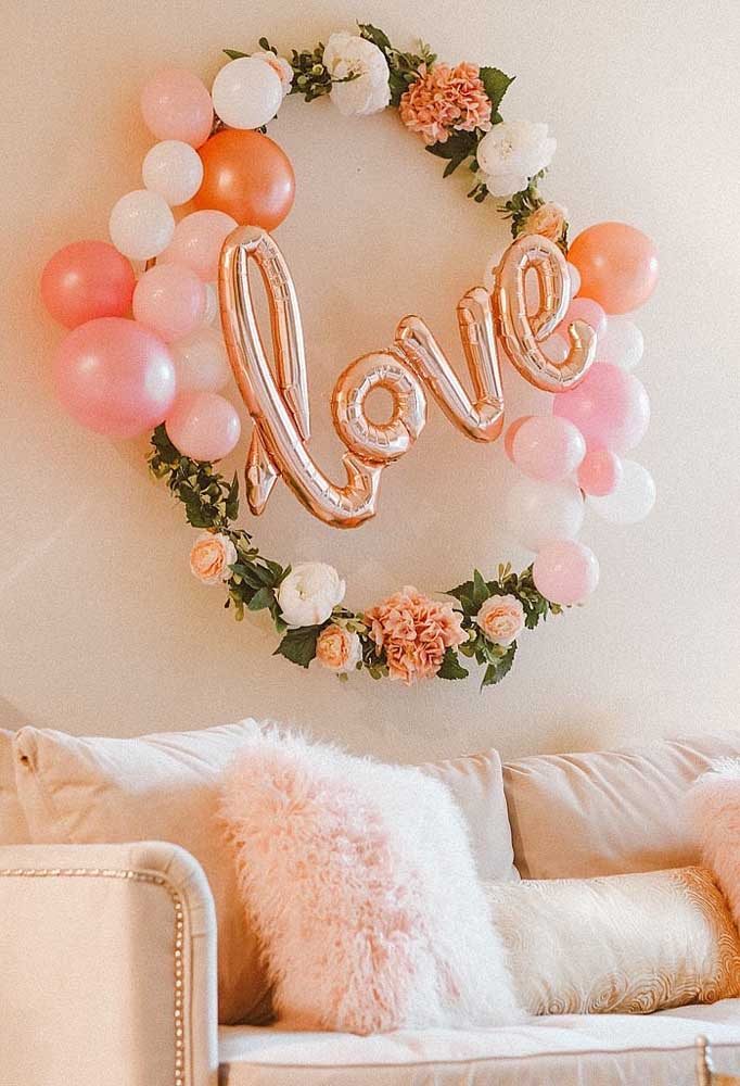 Decoração com bambolê e balões finalizado com flores: linda ideia para comemorar o dia dos namorados