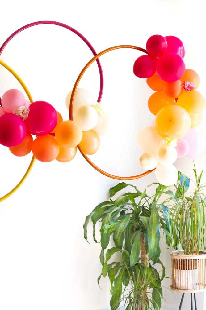 Decoração simples com bambolê e balões para uma festa pequena e intimista 