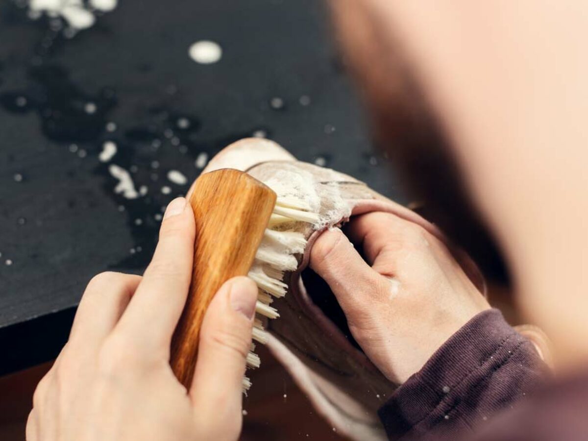 Como Limpar Tênis de Camurça: as Principais Dicas com Passo a Passo