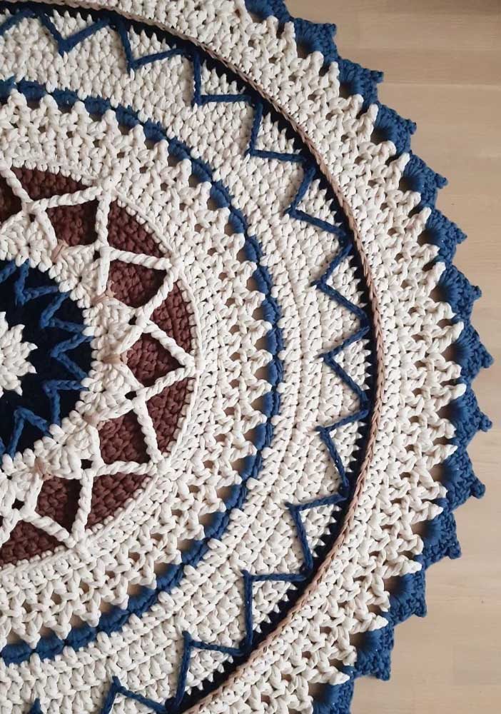 Bico de crochê para tapete redondo. A cor azul do bico combina com os demais detalhes da peça