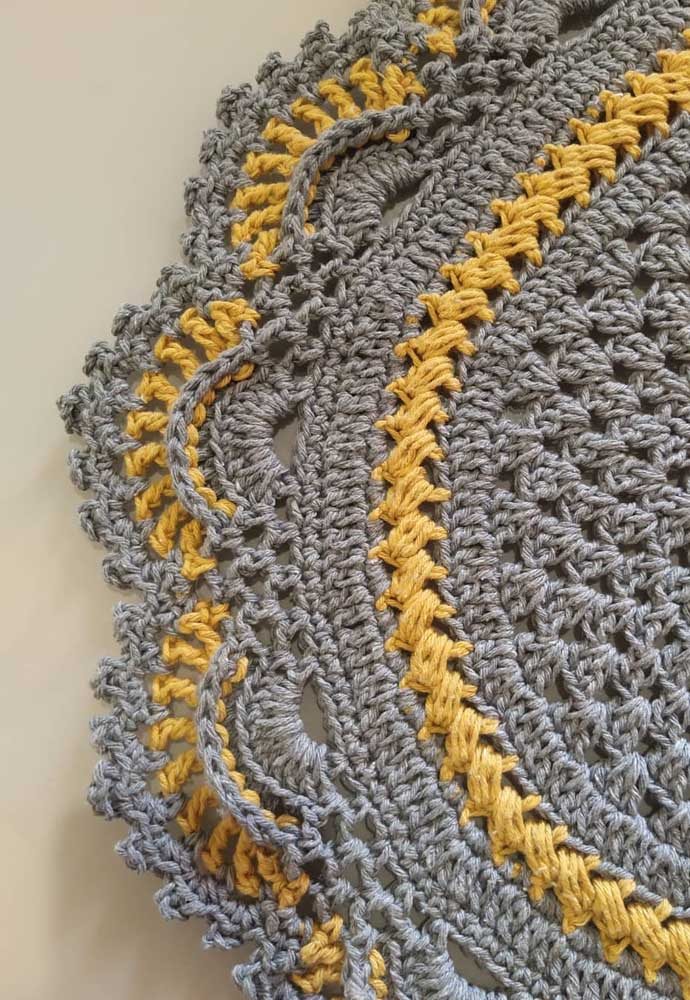 Bico de crochê para tapete em duas cores: um charme a mais para garantir um acabamento impecável 