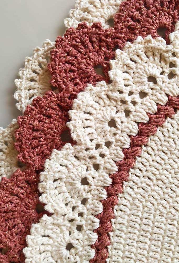 Bico de crochê para tapete redondo em três cores formando um babado delicado 