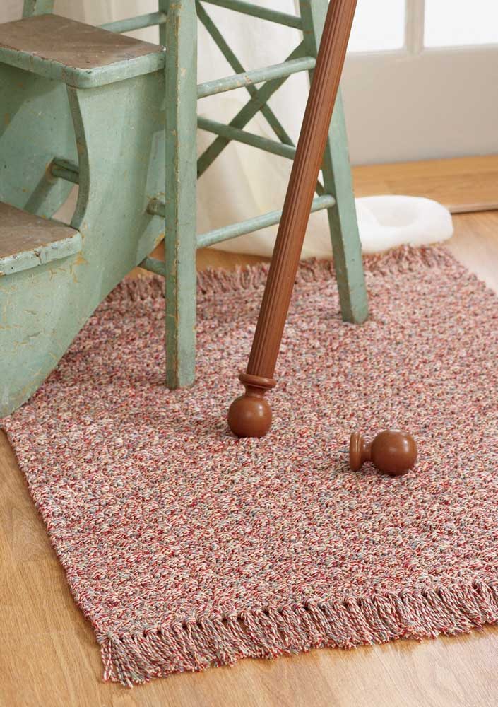 Use franjinhas para dar o acabamento no tapete de crochê. Um jeito despojado de apresentar a peça