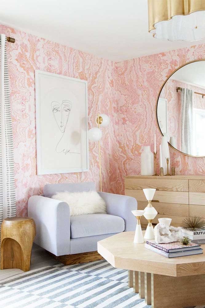 Cor rosa millennial na decoração do quarto. Aqui, a cor aparece texturizada na parede