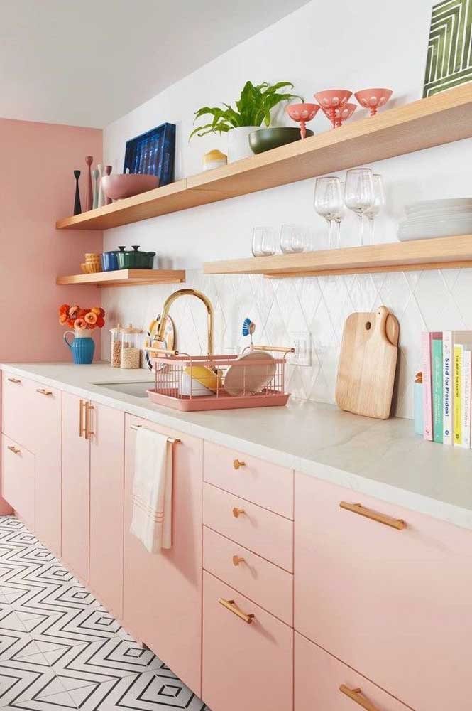 E o que acha de uma cozinha rosa millennial?
