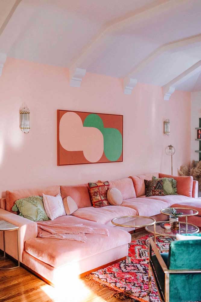 Sofá, parede e o que mais você quiser colorir com a cor rosa millennial