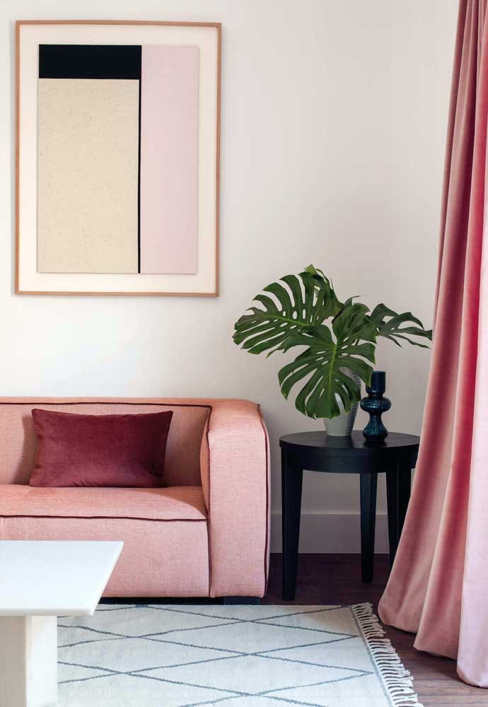 Rosa millennial em três possibilidades: sofá, cortina e tapete