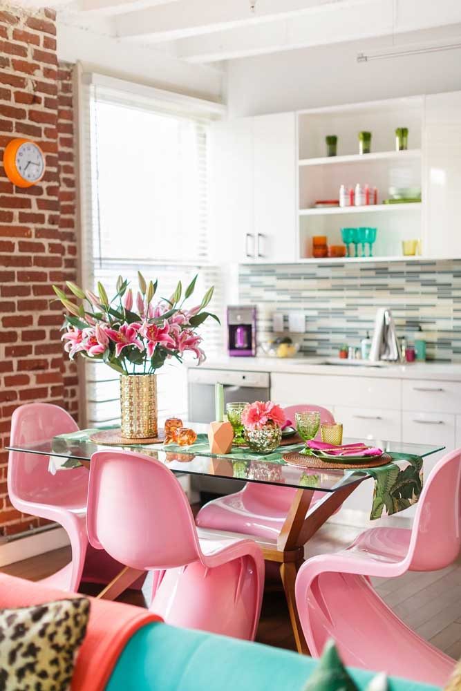 Cadeiras Panton rosa millennial para uma sala de jantar moderna e descontraída