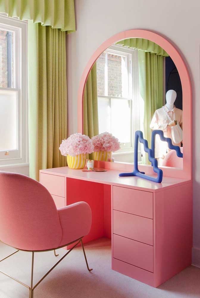 Penteadeira e poltrona rosa millennial para uma decoração bem menininha